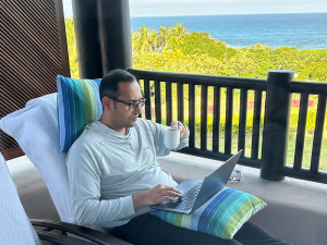 Amanda captured a dotcomlifestyle photo of me working in Mexico